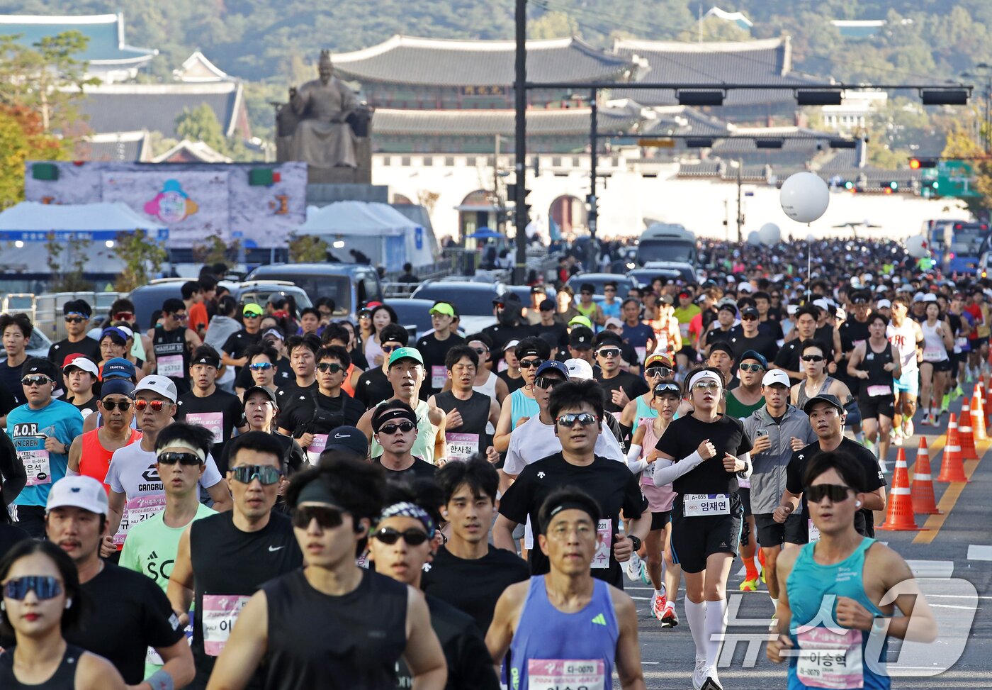 본문 이미지 - 서울 중구 청계광장 앞 세종대로에서 열린 2024 서울달리기(SEOUL RACE)에서 러너들이 힘차게 달리고 있다. 2024.10.13/뉴스1 ⓒ News1 오대일 기자