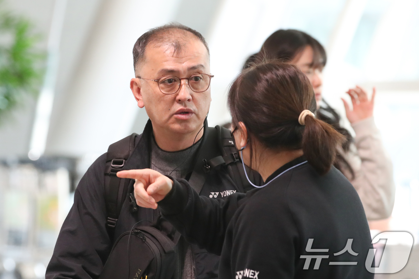 (인천공항=뉴스1) 이승배 기자 = 김학균 대한민국 배드민턴 대표팀 감독이 13일 오전 덴마크 오픈 배드민턴 경기 참가를 위해 출국 전 관계자들과 대화하고 있다. 2024.10.1 …