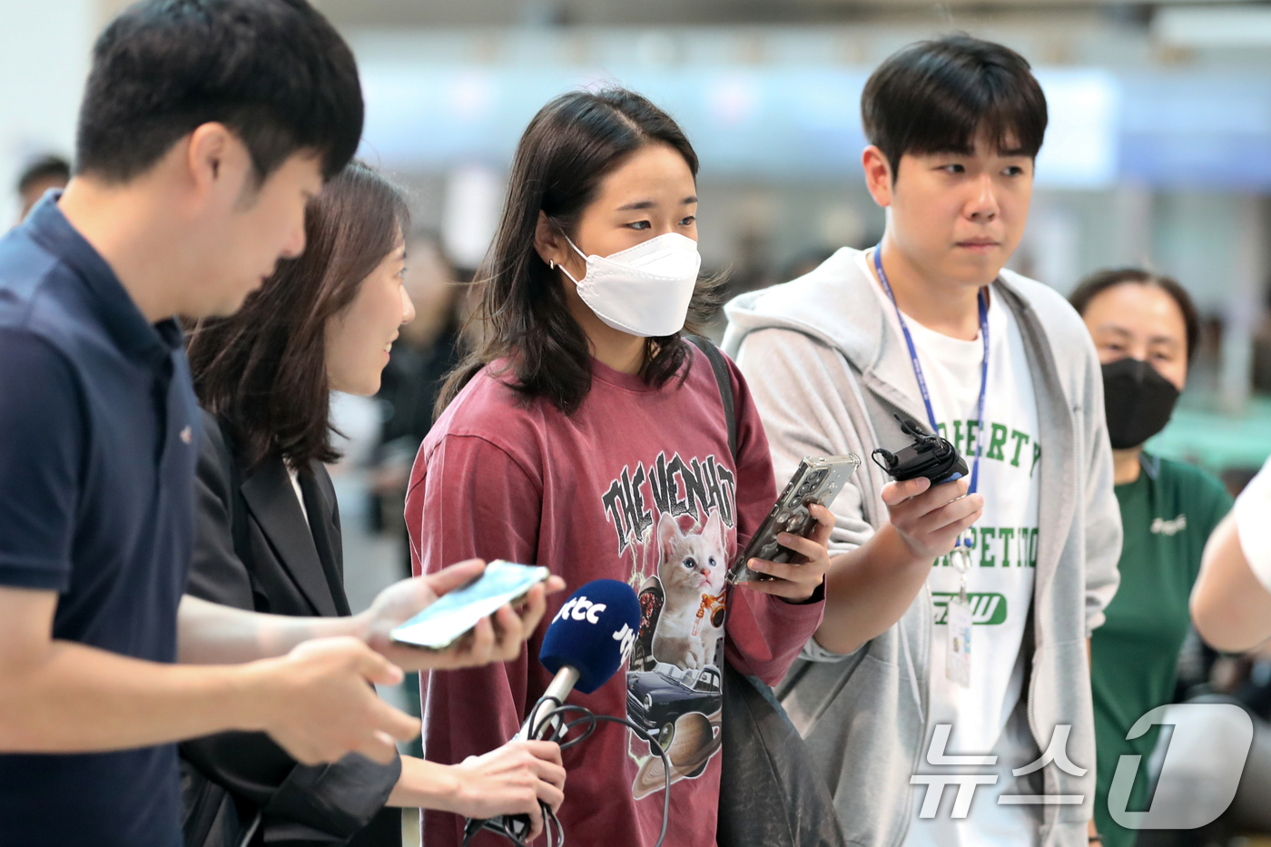 (인천공항=뉴스1) 이승배 기자 = 대한민국 배드민턴 대표팀 안세영이 13일 오전 덴마크 오픈 배드민턴 경기 참가를 위해 출국하고 있다. 2024.10.13/뉴스1