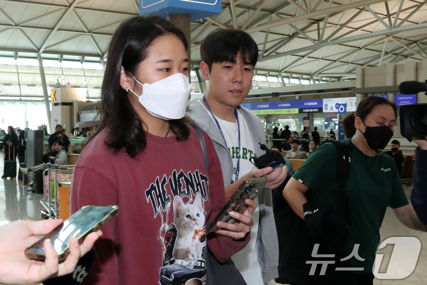 (인천공항=뉴스1) 이승배 기자 = 김학균 대한민국 배드민턴 대표팀 안세영이 13일 오전 덴마크 오픈 배드민턴 경기 참가를 위해 출국하고 있다. 2024.10.13/뉴스1