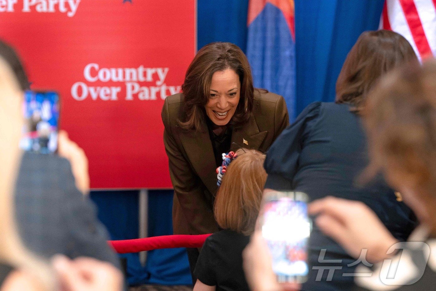 본문 이미지 - 미국 민주당 대통령 선거 후보인 카멀라 해리스 부통령이 11일 (현지시간) 애리조나주 스코츠데일에서 자신을 지지하는 공화당원 행사에 참석을 하고 있다. 2024.10.13 ⓒ AFP=뉴스1 ⓒ News1 우동명 기자
