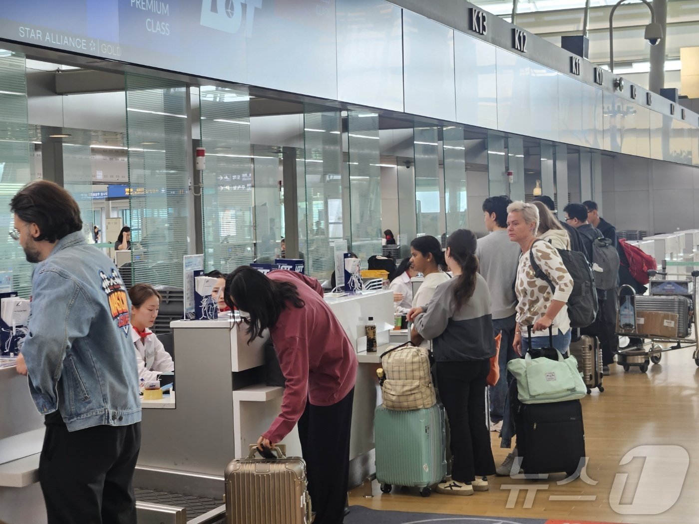 마감 직전 출국 수속을 밟는 안세영ⓒ News1 안영준 기자