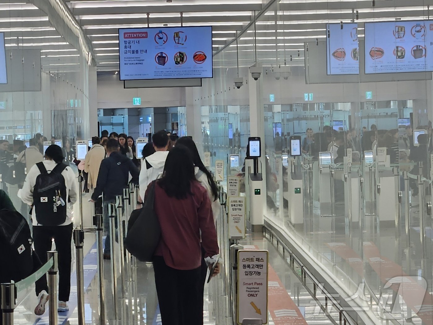 본문 이미지 -  홀로 출국장으로 이동하는 안세영 ⓒ News1 안영준 기자 