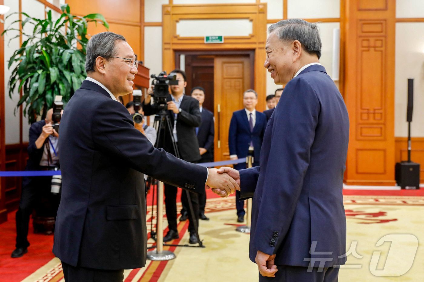 (하노이 AFP=뉴스1) 우동명 기자 = 리창 중국 국무원 총리가 12일 (현지시간) 베트남을 공식 방문해 하노이에서 또 럼 공산당 서기장과 만나 악수를 하고 있다. 2024.10 …