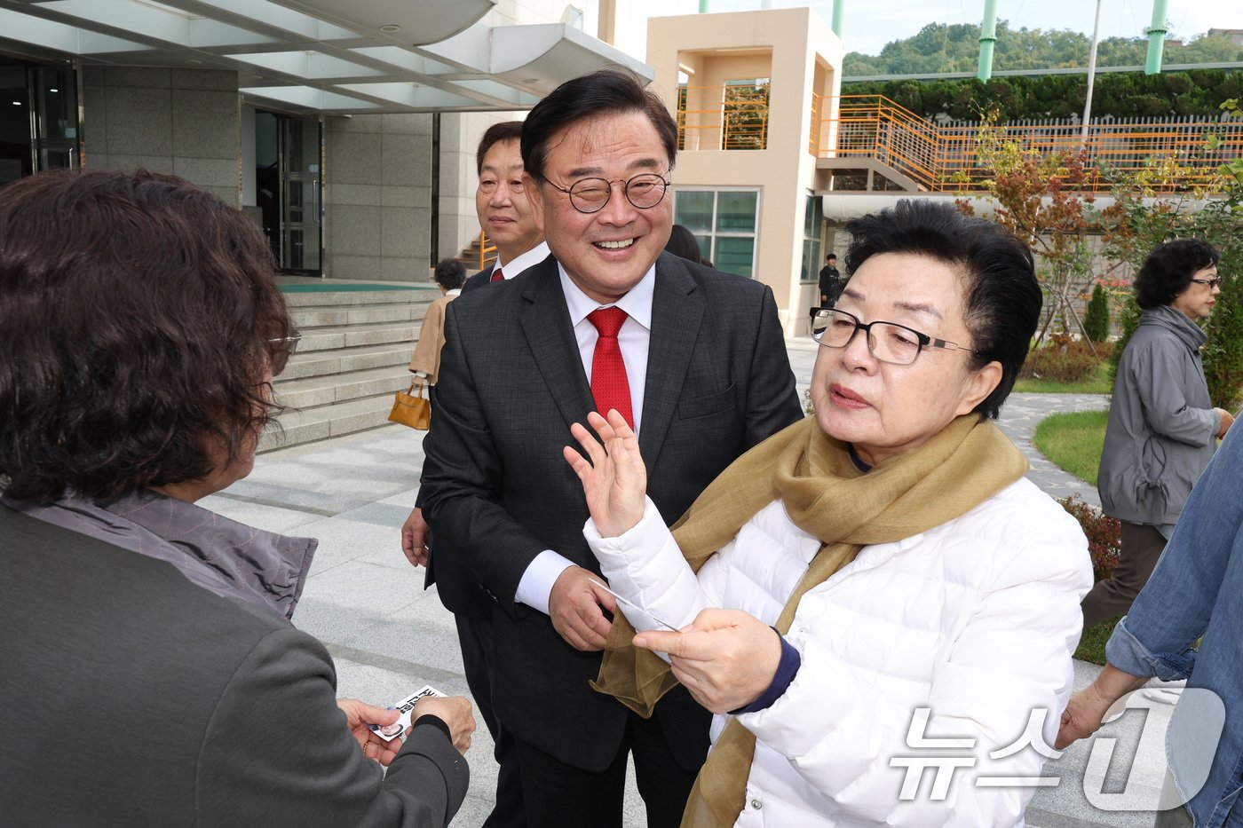 10·16 서울시교육감 보궐선거 보수 진영 단일 후보인 조전혁 후보가 13일 강북구 새은혜교회에서 열린 예배에 참석하며 교인들과 인사하고 있다. 2024.10.13/뉴스1 ⓒ News1 신웅수 기자