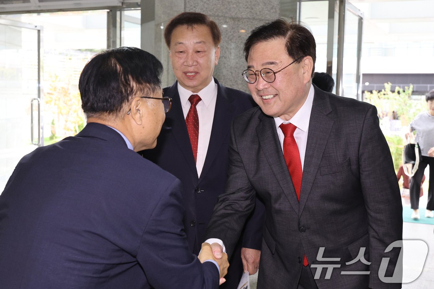 본문 이미지 - 10·16 서울시교육감 보궐선거 보수 진영 단일 후보인 조전혁 후보가 13일 강북구 새은혜교회에서 열린 예배에 참석하며 교인들과 인사하고 있다. 2024.10.13/뉴스1 ⓒ News1 신웅수 기자