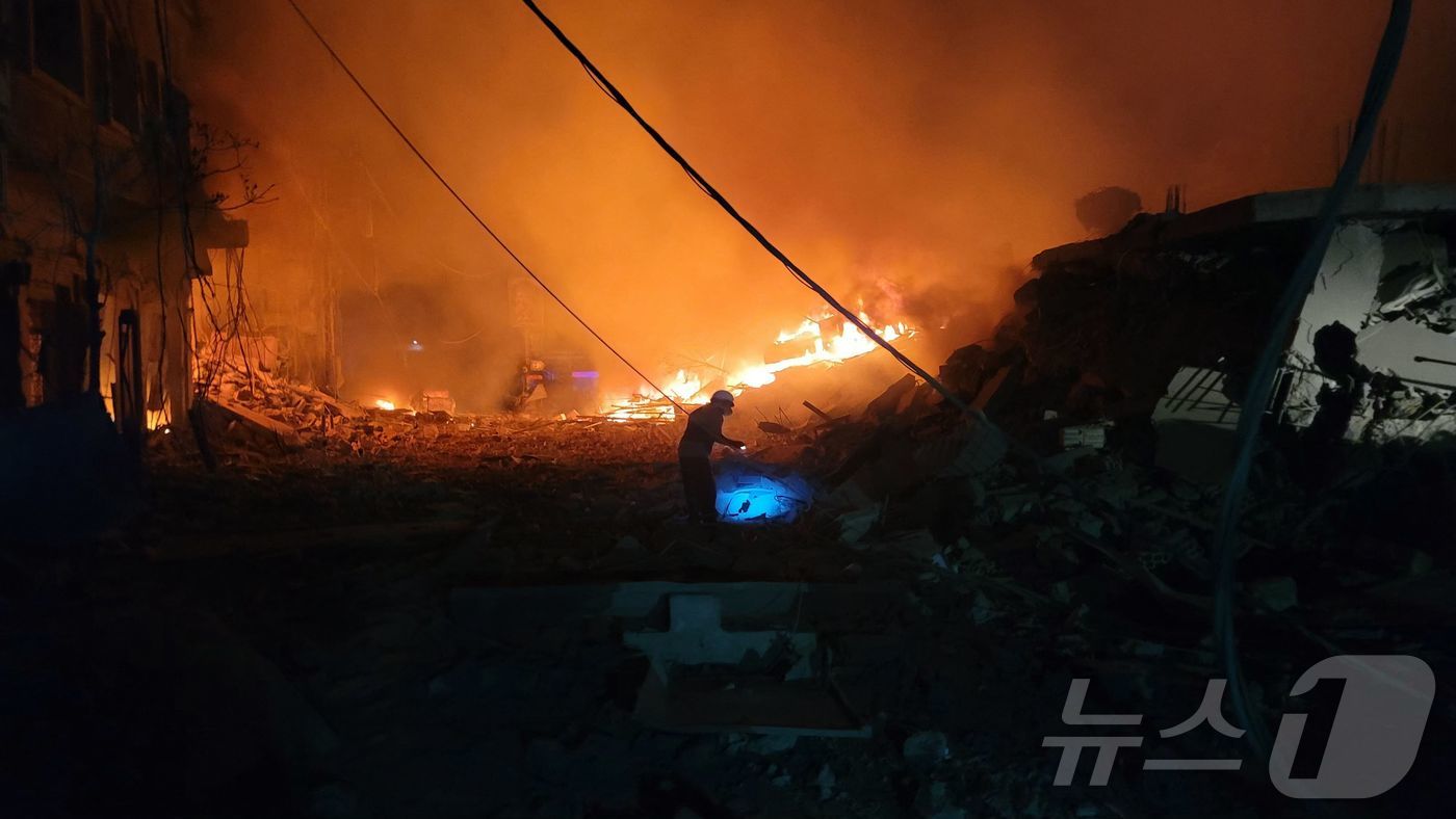 (나바티예 AFP=뉴스1) 우동명 기자 = 12일 (현지시간) 레바논 남부 나바티예에서 헤즈볼라와 무력 충돌 중인 이스라엘 군의 공습을 받아 불길이 확산되고 있다. 2024.10. …