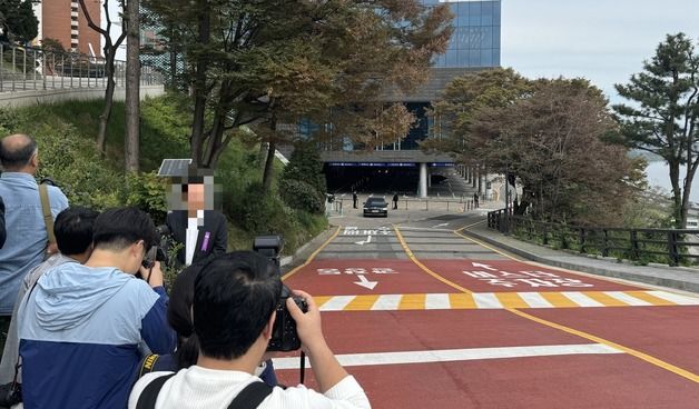 '혼주 최태원·노소영' 워커힐 예식장엔…100m 밖 '철통 보안'