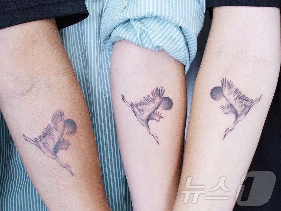 본문 이미지 - 지난해 같은 타투을 새긴 입양 가족 (독자 제공)