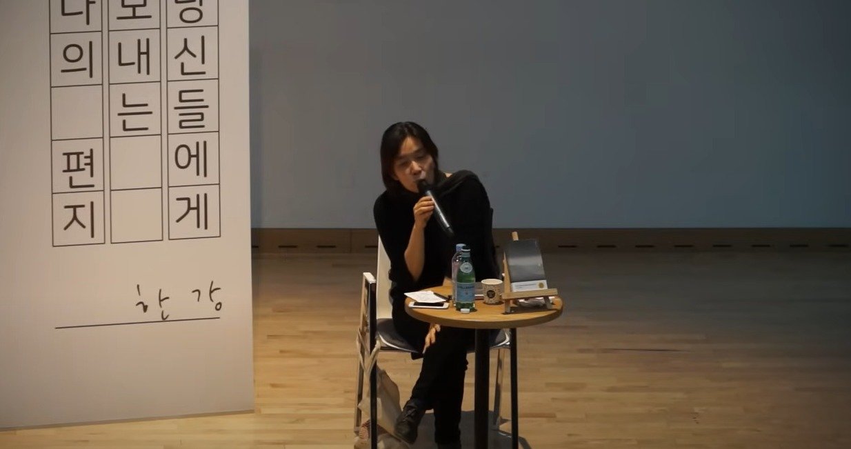 본문 이미지 - 5년 전 독자들 대상 강연회에서 답변 중인 한강 작가&#40;문학동네 유튜브 캡처&#41;