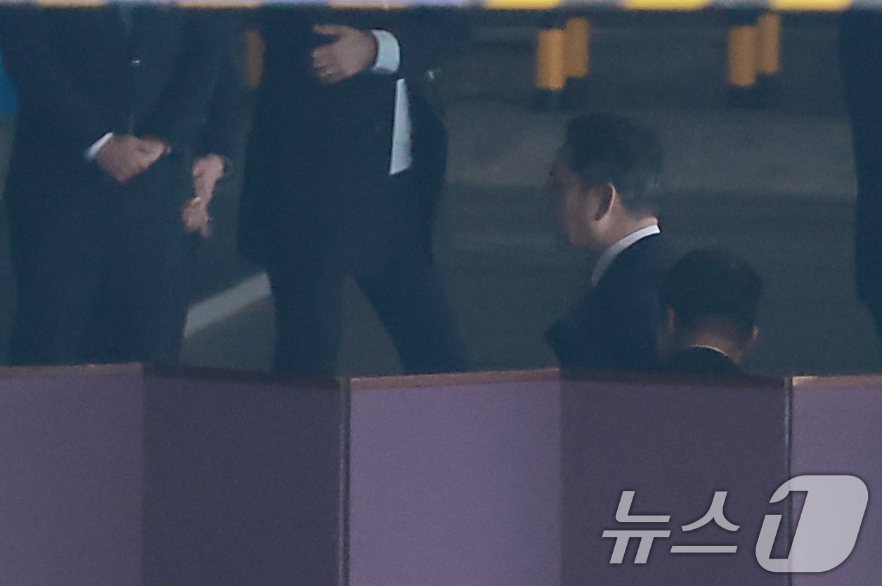 본문 이미지 - 이재용 삼성전자 회장이 13일 오후 서울 광진구 워커힐 호텔 비스타홀에서 열린 SK그룹 최태원 회장의 차녀 민정 씨의 결혼식에 참석하고 있다. 2024.10.13/뉴스1 ⓒ News1 박정호 기자