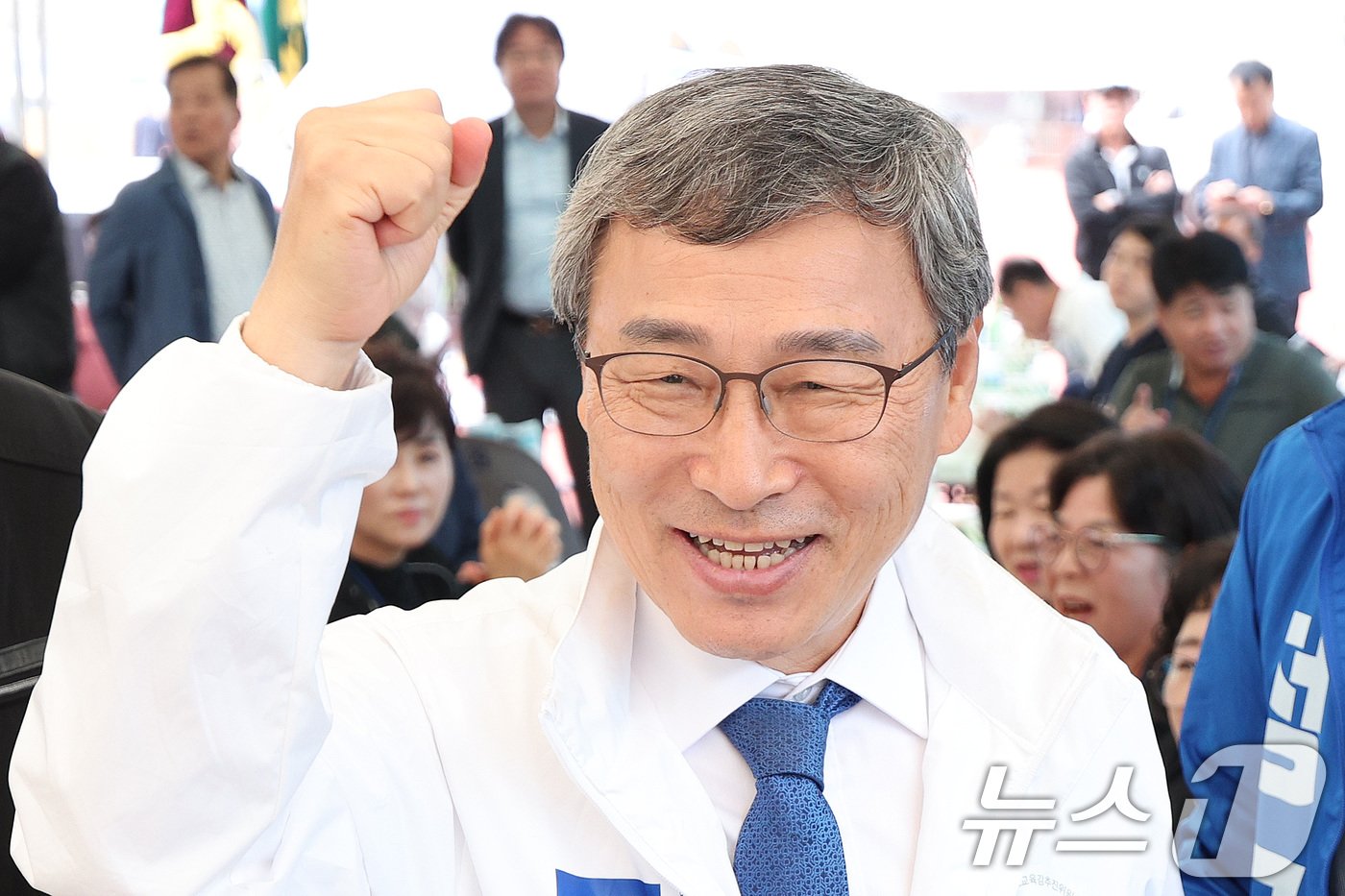 본문 이미지 - 10·16 서울시교육감 보궐선거 진보 진영 단일 후보인 정근식 후보가 13일 서울 용산구 효창운동장에서 열린 재경완도군향우회 한마음축제에 참석해 시민들과 파이팅을 외치고 있다. 2024.10.13/뉴스1 ⓒ News1 신웅수 기자