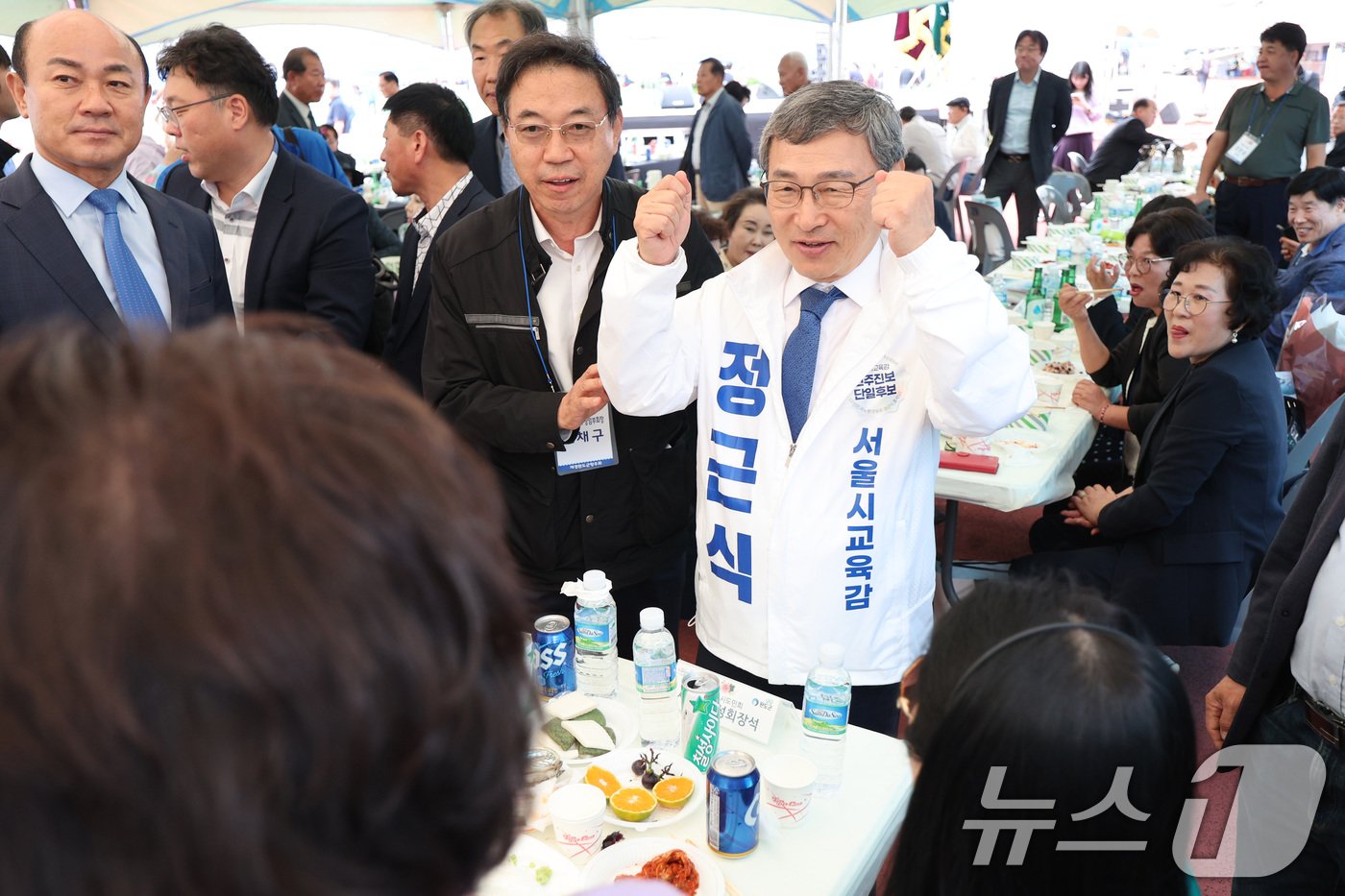 본문 이미지 - 10·16 서울시교육감 보궐선거 진보 진영 단일 후보인 정근식 후보가 13일 서울 용산구 효창운동장에서 열린 재경완도군향우회 한마음축제에 참석해 시민들과 인사를 나누고 있다. 2024.10.13/뉴스1 ⓒ News1 신웅수 기자