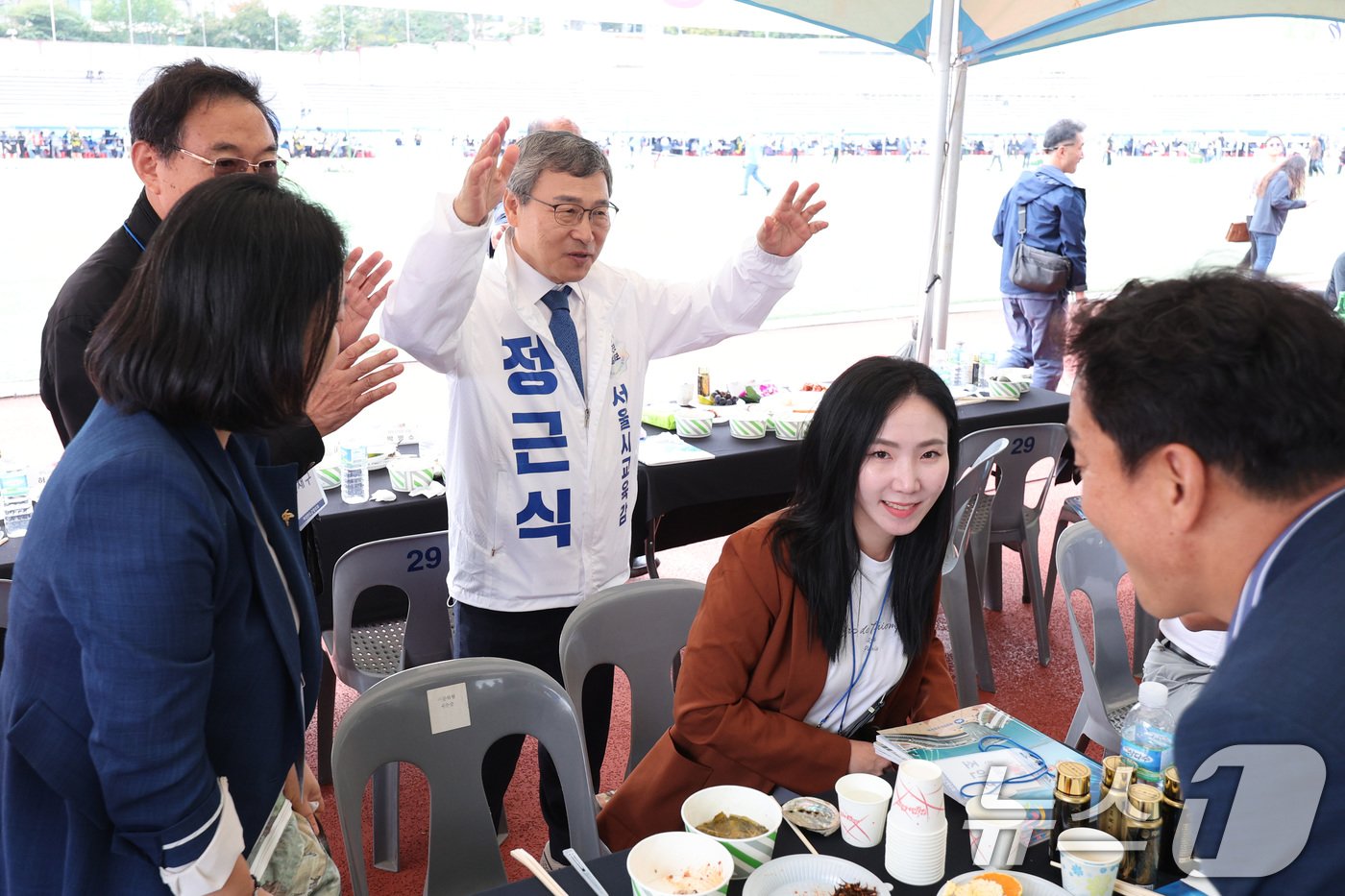 10·16 서울시교육감 보궐선거 진보 진영 단일 후보인 정근식 후보가 13일 서울 용산구 효창운동장에서 열린 재경완도군향우회 한마음축제에 참석해 시민들과 인사를 나누고 있다. 2024.10.13/뉴스1 ⓒ News1 신웅수 기자