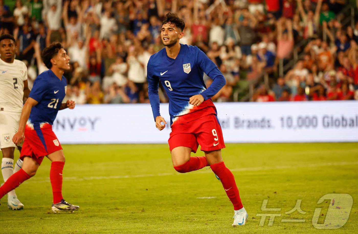 본문 이미지 - 미국의 리카르도 페피가 13일(한국시간) 미국 텍사스주 오스틴에서 열린 파나마와 평가전에서 후반 추가시간 2-0 승리를 이끄는 쐐기 골을 터뜨린 후 기뻐하고 있다. ⓒ AFP=뉴스1