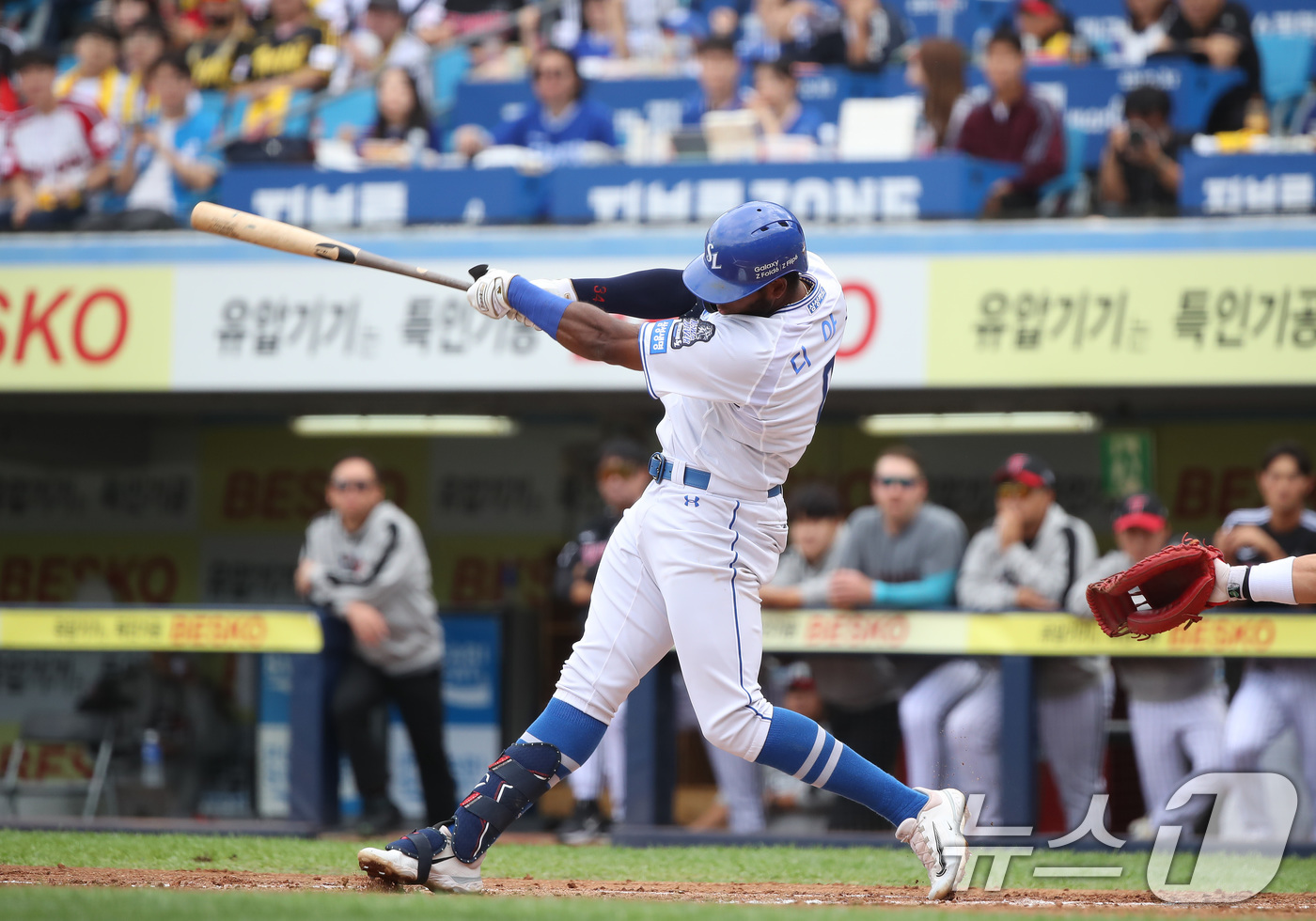 (대구=뉴스1) 공정식 기자 = 13일 오후 대구 삼성라이온즈파크에서 열린 프로야구 '2024 신한 SOL 뱅크 KBO 포스트시즌' 플레이오프 1차전 LG 트윈스와 삼성 라이온즈의 …