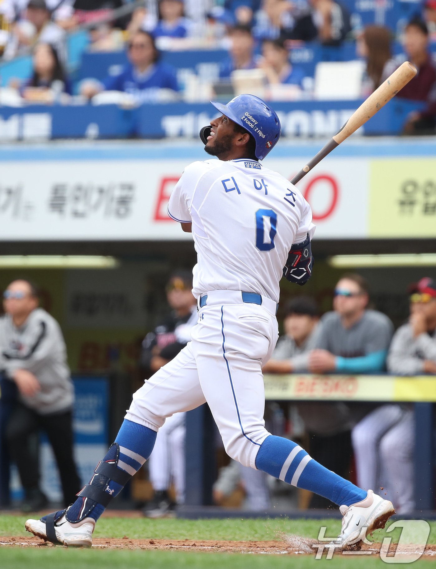 13일 오후 대구 삼성라이온즈파크에서 열린 프로야구 &#39;2024 신한 SOL 뱅크 KBO 포스트시즌&#39; 플레이오프 1차전 LG 트윈스와 삼성 라이온즈의 경기, 1회말 1사 3루 상황 삼성 4번타자 디아즈가 중견수 방면 희생플라이를 치고 있다. 3루주자 윤정빈이 홈을 밟아 득점 성공. 2024.10.13/뉴스1 ⓒ News1 공정식 기자