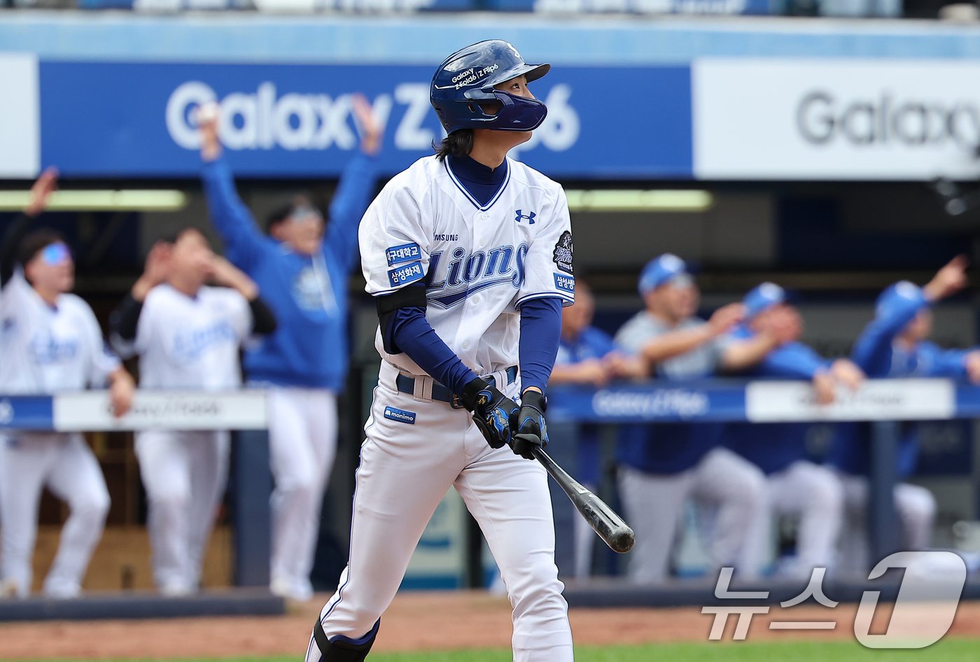 본문 이미지 - 13일 오후 대구 삼성라이온즈파크에서 열린 프로야구 '2024 신한 SOL 뱅크 KBO 포스트시즌' 플레이오프 1차전 LG 트윈스와 삼성 라이온즈의 경기, 삼성 구자욱이 3회말 무사 1,3루 상황에서 스리런 홈런을 치고 있다. 2024.10.13/뉴스1 ⓒ News1 김진환 기자