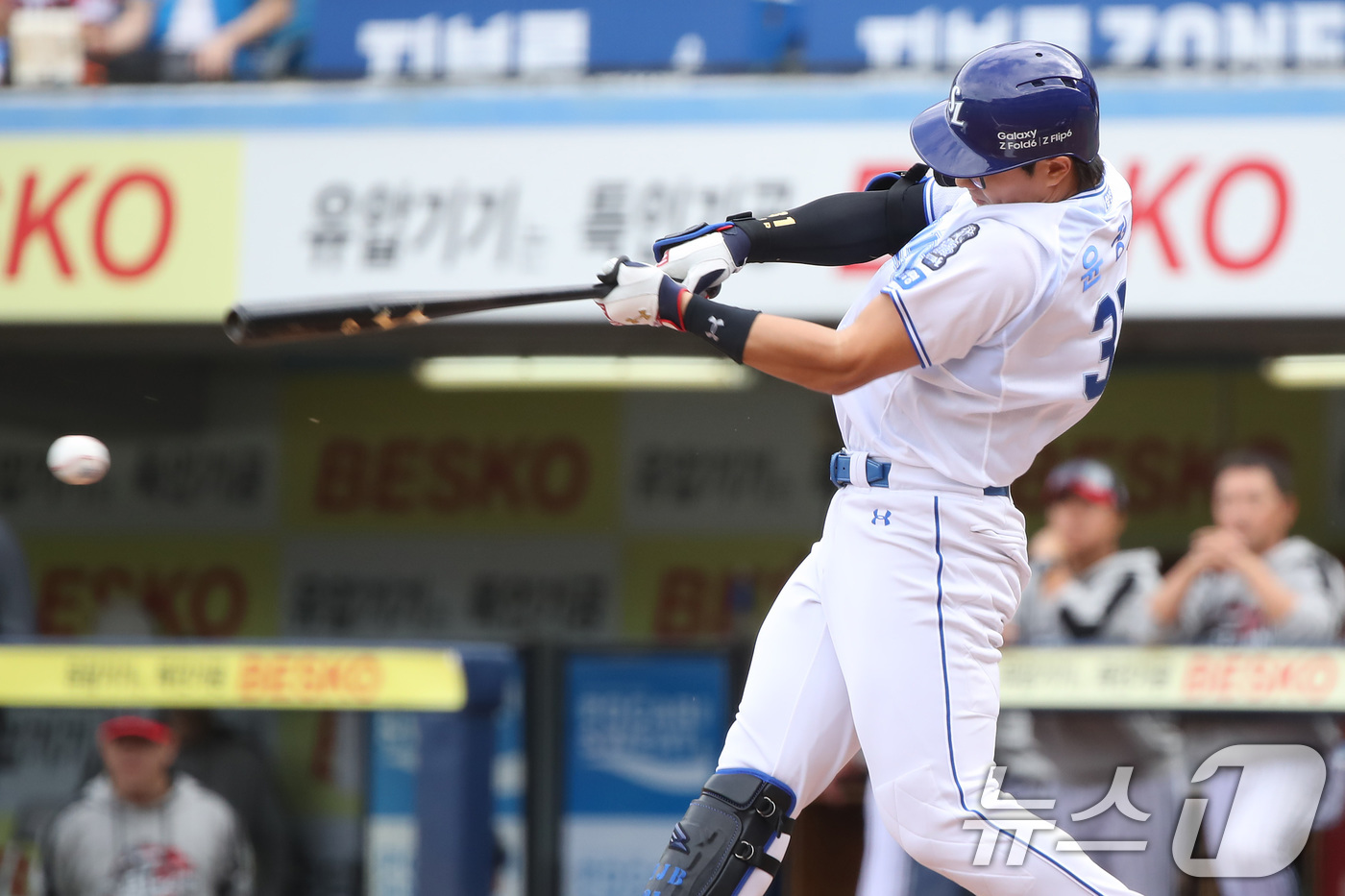 (대구=뉴스1) 공정식 기자 = 13일 오후 대구 삼성라이온즈파크에서 열린 프로야구 '2024 신한 SOL 뱅크 KBO 포스트시즌' 플레이오프 1차전 LG 트윈스와 삼성 라이온즈의 …