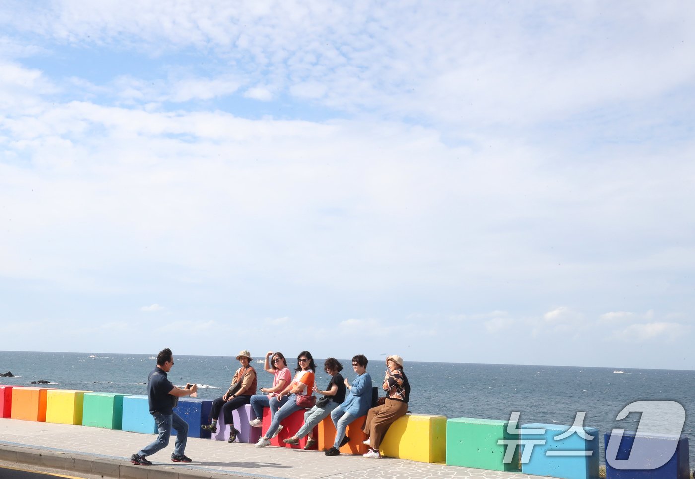 본문 이미지 - 맑은 날씨를 보인 13일 오후 제주시 도두동 무지개해안도로에서 관광객들이 사진을 찍으며 가을 정취를 즐기고 있다. 2024.10.13/뉴스1 ⓒ News1 오현지 기자
