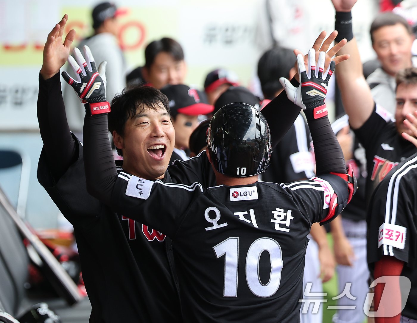 13일 오후 대구 삼성라이온즈파크에서 열린 프로야구 &#39;2024 신한 SOL 뱅크 KBO 포스트시즌&#39; 플레이오프 1차전 LG 트윈스와 삼성 라이온즈의 경기, LG 김현수가 4회초 2사 솔로홈런을 치고 더그아웃에 들어온 오지환과 기쁨을 나누고 있다. 2024.10.13/뉴스1 ⓒ News1 김진환 기자