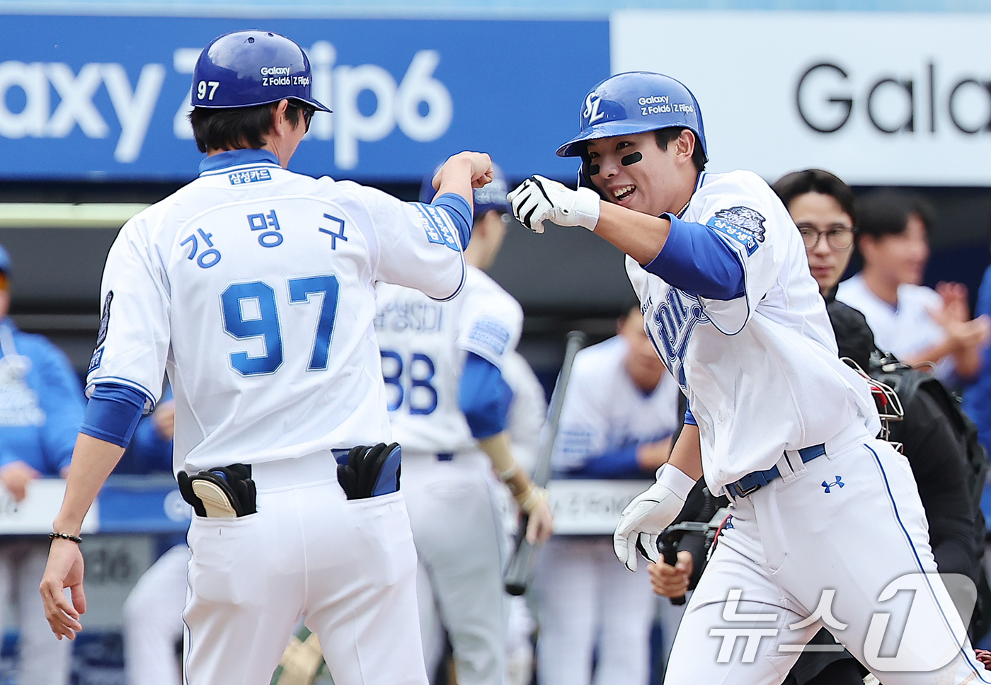 (대구=뉴스1) 김진환 기자 = 13일 오후 대구 삼성라이온즈파크에서 열린 프로야구 '2024 신한 SOL 뱅크 KBO 포스트시즌' 플레이오프 1차전 LG 트윈스와 삼성 라이온즈의 …