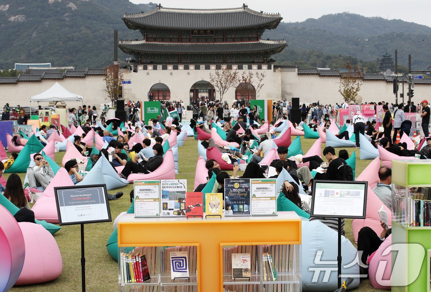 13일 오후 서울 종로구 광화문광장에 마련된 &#39;서울야외도서관 광화문책마당&#39;에 2024년 노벨문학상을 수상한 소설가 한강의 책이 진열되어 있다.  2024.10.13/뉴스1 ⓒ News1 오대일 기자