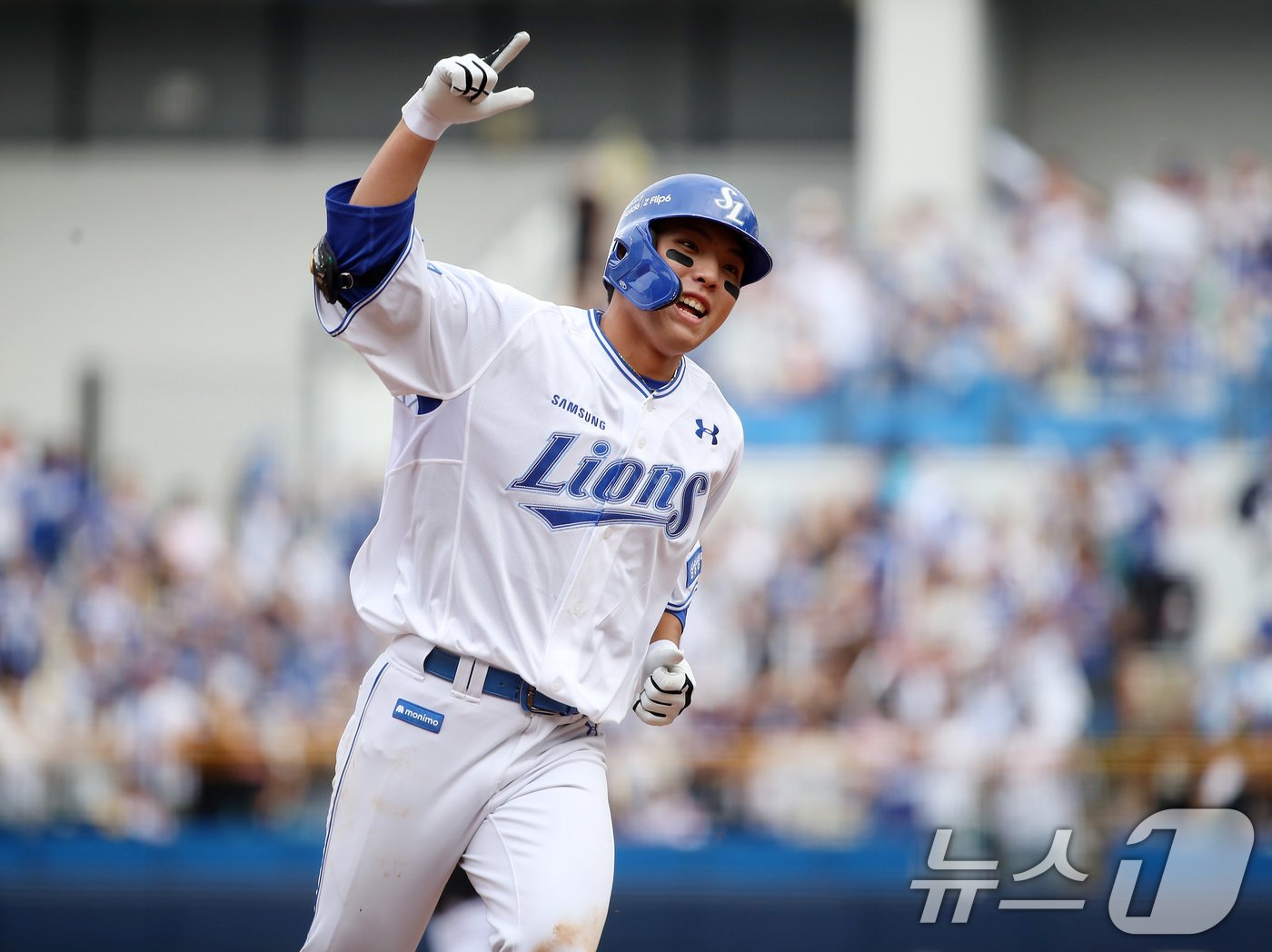 본문 이미지 - 13일 오후 대구 삼성라이온즈파크에서 열린 프로야구 '2024 신한 SOL 뱅크 KBO 포스트시즌' 플레이오프 1차전 LG 트윈스와 삼성 라이온즈의 경기, 4회말 선두타자로 나온 삼성 7번타자 김영웅이 우월 1점홈런을 친 뒤 홈으로 달려가고 있다. 2024.10.13/뉴스1 ⓒ News1 공정식 기자