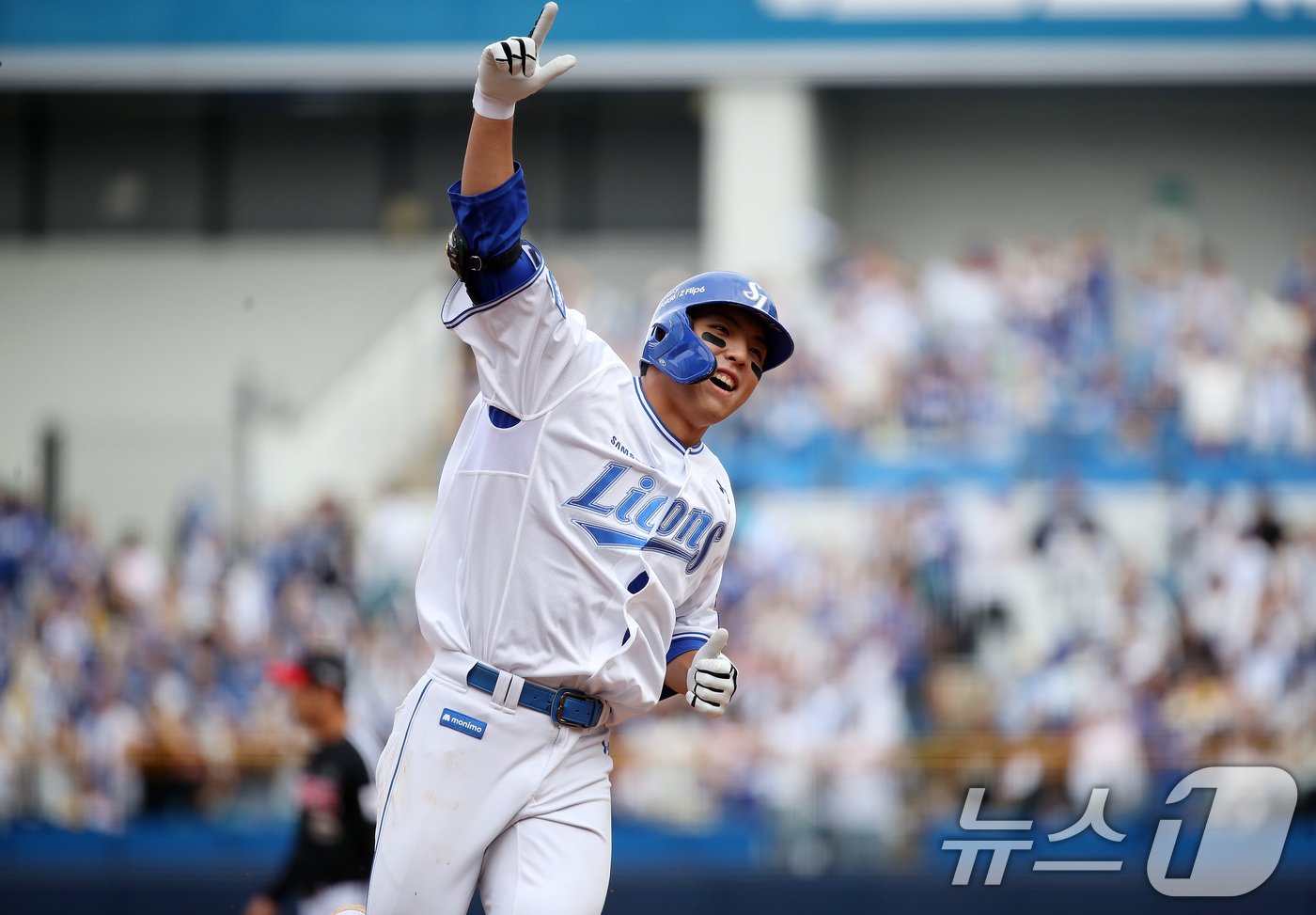 본문 이미지 - 13일 오후 대구 삼성라이온즈파크에서 열린 프로야구 '2024 신한 SOL 뱅크 KBO 포스트시즌' 플레이오프 1차전 LG 트윈스와 삼성 라이온즈의 경기, 4회말 선두타자로 나온 삼성 7번타자 김영웅이 우월 1점홈런을 친 뒤 홈으로 달려가고 있다. 2024.10.13/뉴스1 ⓒ News1 공정식 기자