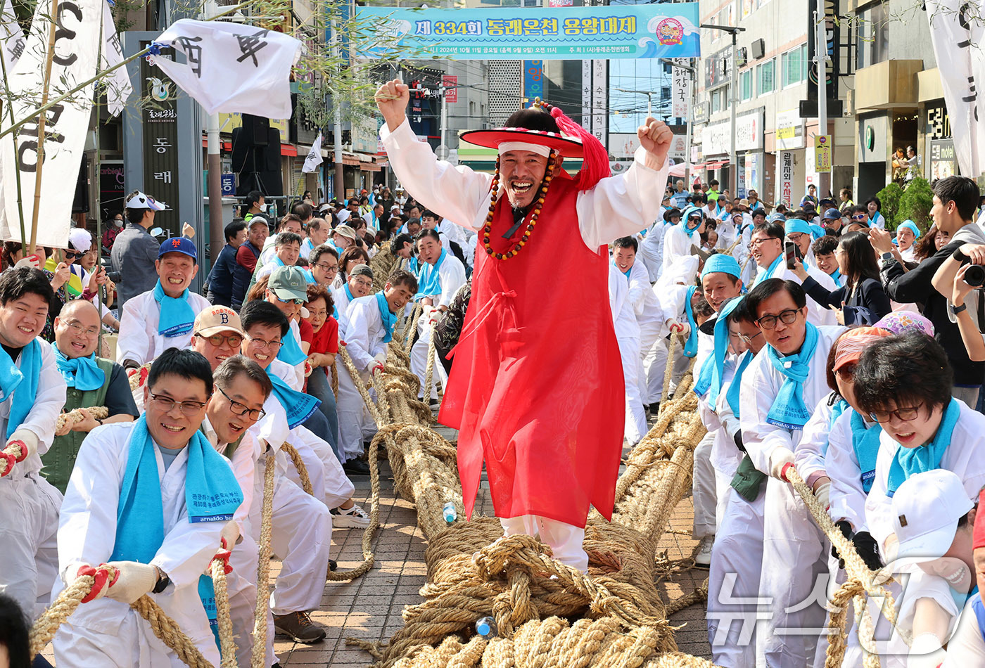 (서울=뉴스1) 박지혜 기자 = 12일 오후 부산 동래 온천장 도심에서 열린 2024동래읍성역사축제에서 동래세가닥 줄다리기가 펼쳐지고 있다. (동래구 제공) 2024.10.13/뉴 …