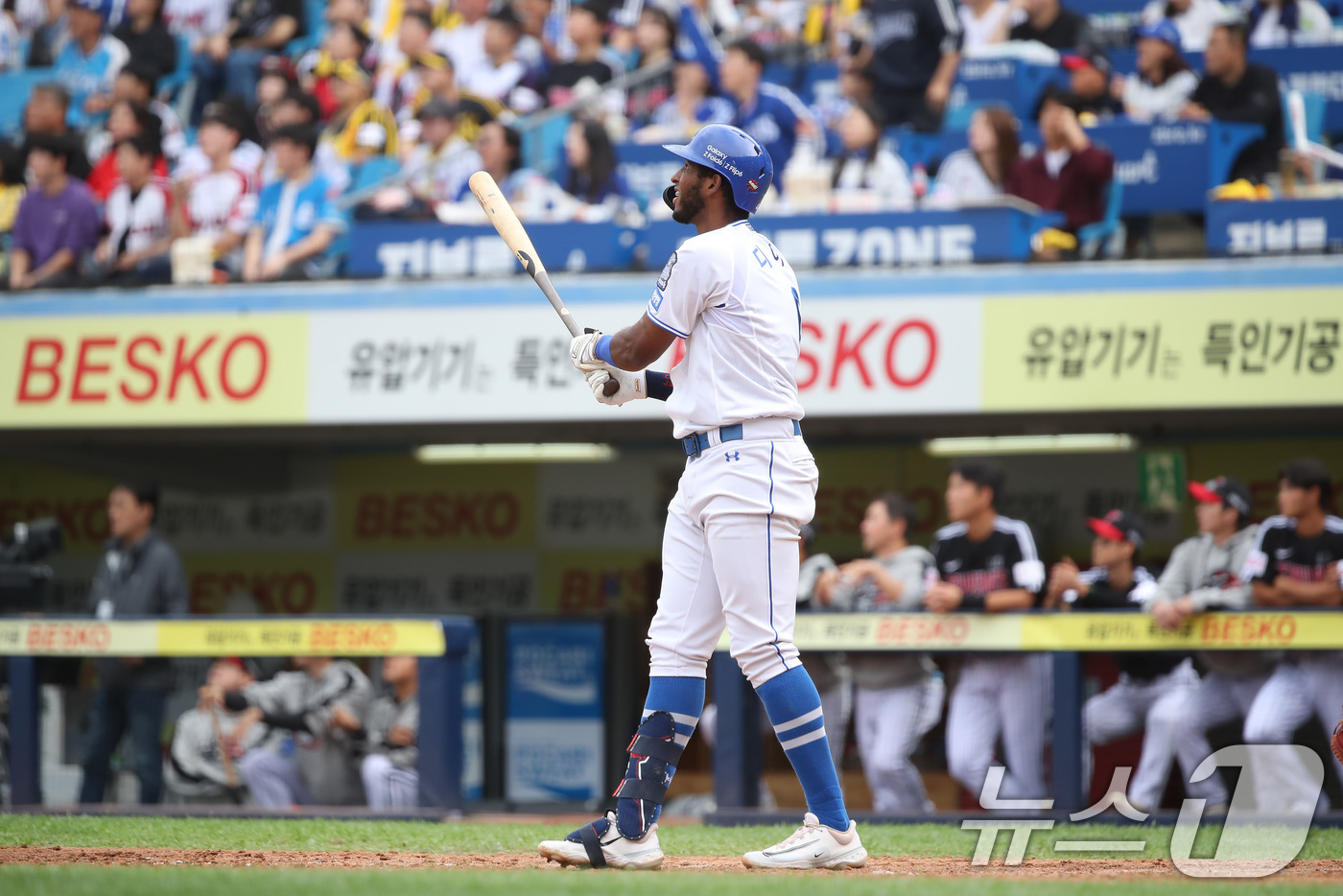 (대구=뉴스1) 공정식 기자 = 13일 오후 대구 삼성라이온즈파크에서 열린 프로야구 '2024 신한 SOL 뱅크 KBO 포스트시즌' 플레이오프 1차전 LG 트윈스와 삼성 라이온즈의 …