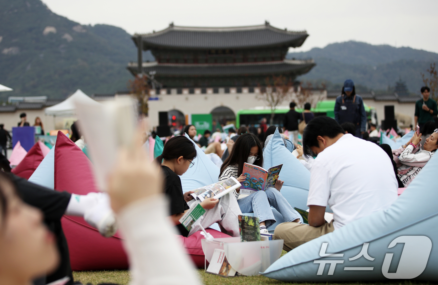 (서울=뉴스1) 오대일 기자 = 13일 오후 서울 종로구 광화문광장에 마련된 '서울야외도서관 광화문책마당'에서 시민들이 독서 삼매경에 빠져 있다. 한국 최초로 노벨문학상을 받은 작 …