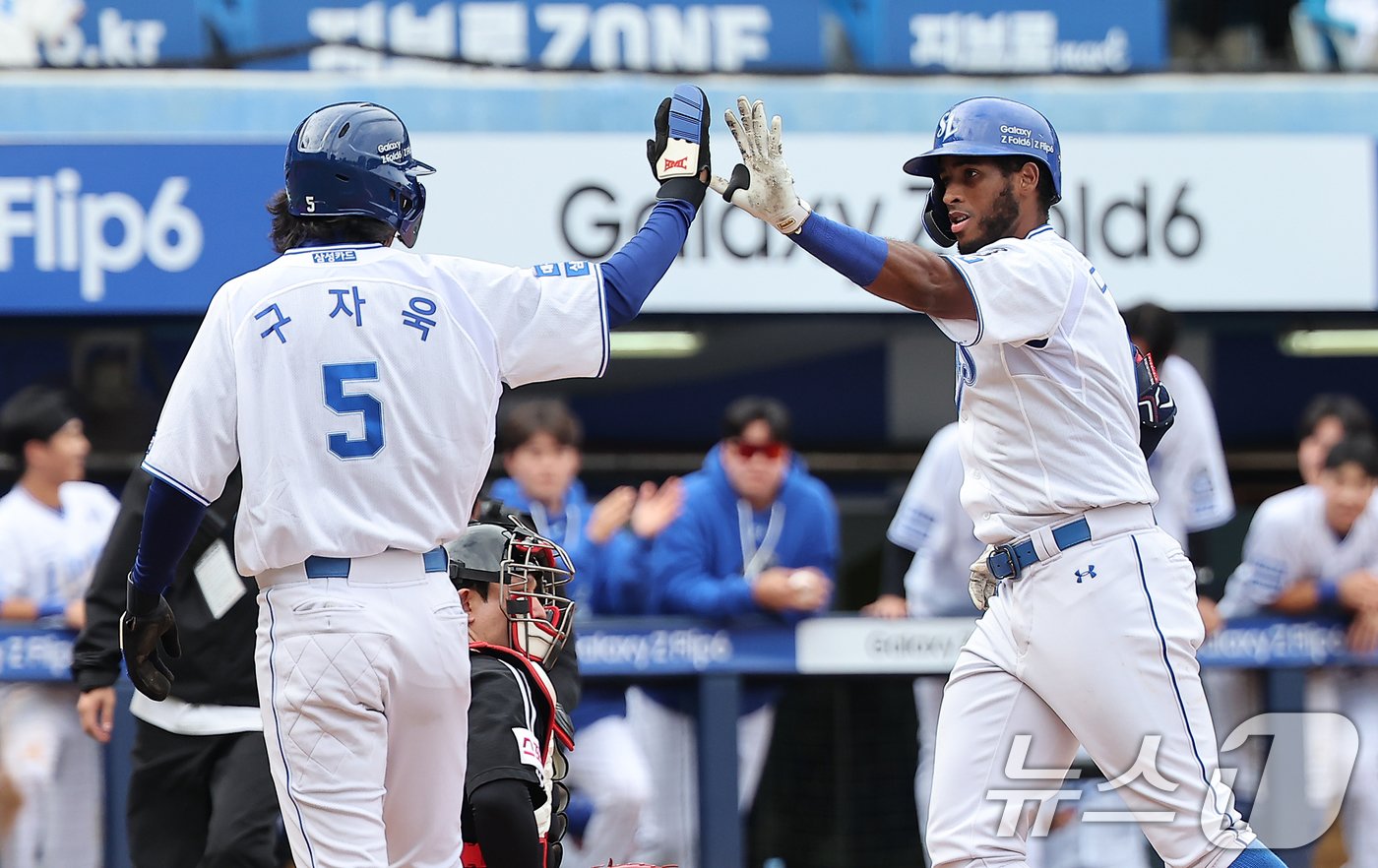 13일 오후 대구 삼성라이온즈파크에서 열린 프로야구 &#39;2024 신한 SOL 뱅크 KBO 포스트시즌&#39; 플레이오프 1차전 LG 트윈스와 삼성 라이온즈의 경기, 삼성 디아즈가 5회말 1사 1루 상황에서 투런 홈런을 친 뒤 구자욱과 기쁨을 나누고 있다. 2024.10.13/뉴스1 ⓒ News1 김진환 기자