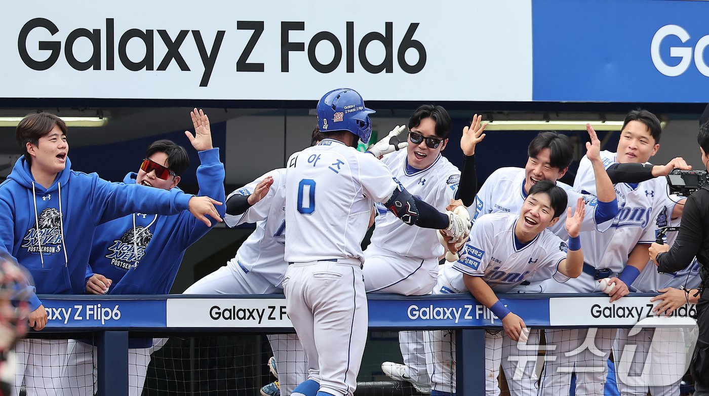 13일 오후 대구 삼성라이온즈파크에서 열린 프로야구 &#39;2024 신한 SOL 뱅크 KBO 포스트시즌&#39; 플레이오프 1차전 LG 트윈스와 삼성 라이온즈의 경기, 삼성 디아즈가 5회말 1사 1루 상황에서 투런 홈런을 친 뒤 더그아웃에서 동료들과 기쁨을 나누고 있다. 2024.10.13/뉴스1 ⓒ News1 김진환 기자