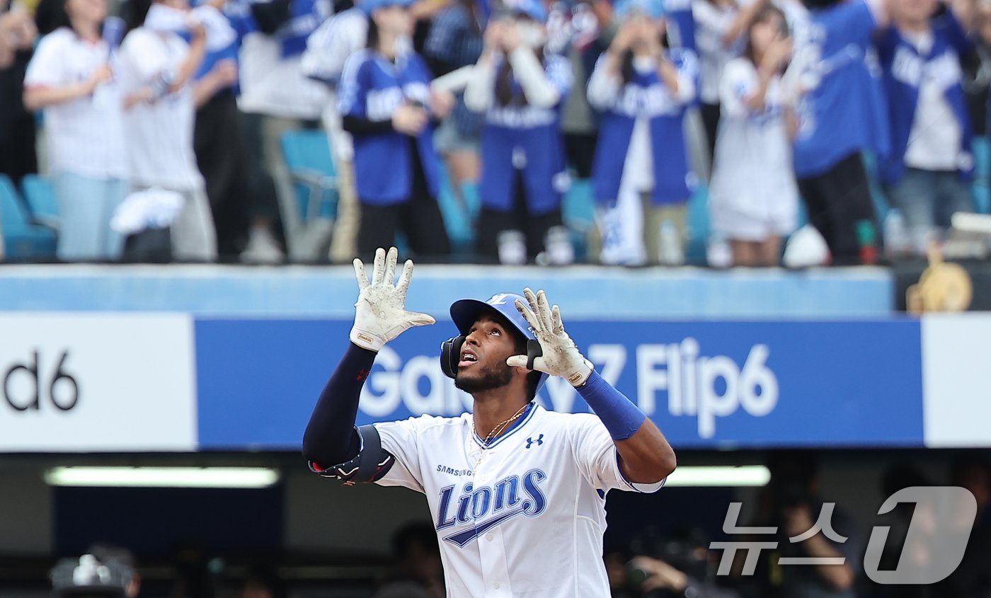 13일 오후 대구 삼성라이온즈파크에서 열린 프로야구 &#39;2024 신한 SOL 뱅크 KBO 포스트시즌&#39; 플레이오프 1차전 LG 트윈스와 삼성 라이온즈의 경기, 삼성 디아즈가 5회말 1사 1루 상황에서 투런 홈런을 친 뒤 세리머니를 하고 있다. 2024.10.13/뉴스1 ⓒ News1 김진환 기자