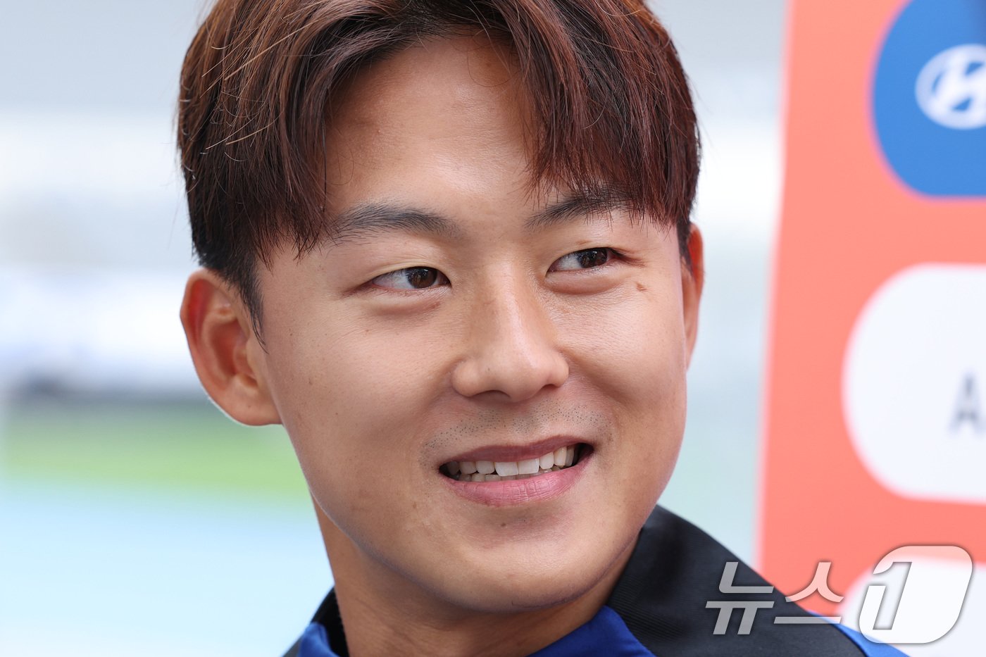 본문 이미지 - 대한민국 축구대표팀 이승우가 13일 경기 용인시 용인미르스타디움에셔 열린 훈련에 앞서 인터뷰를 하고 있다. 황희찬·엄지성의 부상으로 대체 발탁된 이승우와 문선민은 오는 15일 이라크와 북중미 월드컵 아시아 예선 조별리그 4차전을 치른다. 2024.10.13/뉴스1 ⓒ News1 신웅수 기자