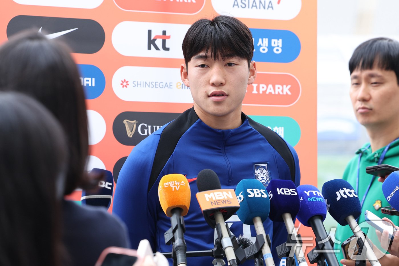 대한민국 축구대표팀 배준호가 13일 경기 용인시 용인미르스타디움에셔 열린 훈련에 앞서 인터뷰를 하고 있다. 2024.10.13/뉴스1 ⓒ News1 신웅수 기자