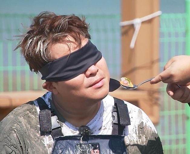 '1박2일' 문세윤, 안대 썼다…'흑백요리사' 백종원·안성재 '빙의'