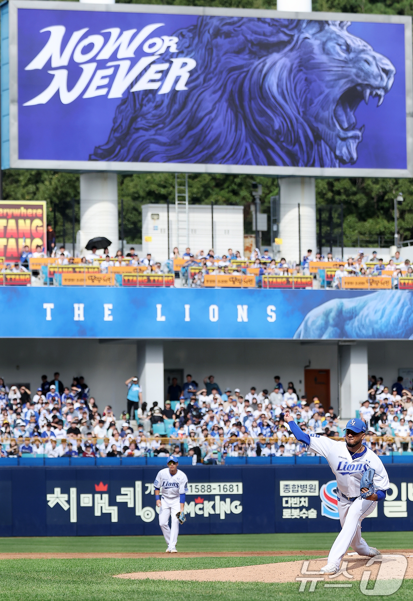 (대구=뉴스1) 김진환 기자 = 13일 오후 대구 삼성라이온즈파크에서 열린 프로야구 '2024 신한 SOL 뱅크 KBO 포스트시즌' 플레이오프 1차전 LG 트윈스와 삼성 라이온즈의 …