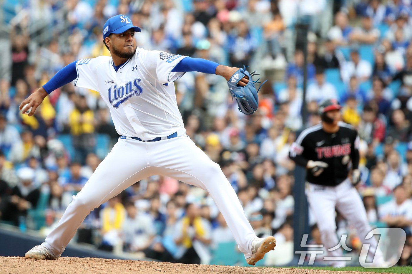 13일 오후 대구 삼성라이온즈파크에서 열린 프로야구 &#39;2024 신한 SOL 뱅크 KBO 포스트시즌&#39; 플레이오프 1차전 LG 트윈스와 삼성 라이온즈의 경기, 삼성 선발투수 레예스가 7회 역투하고 있다. 2024.10.13/뉴스1 ⓒ News1 공정식 기자