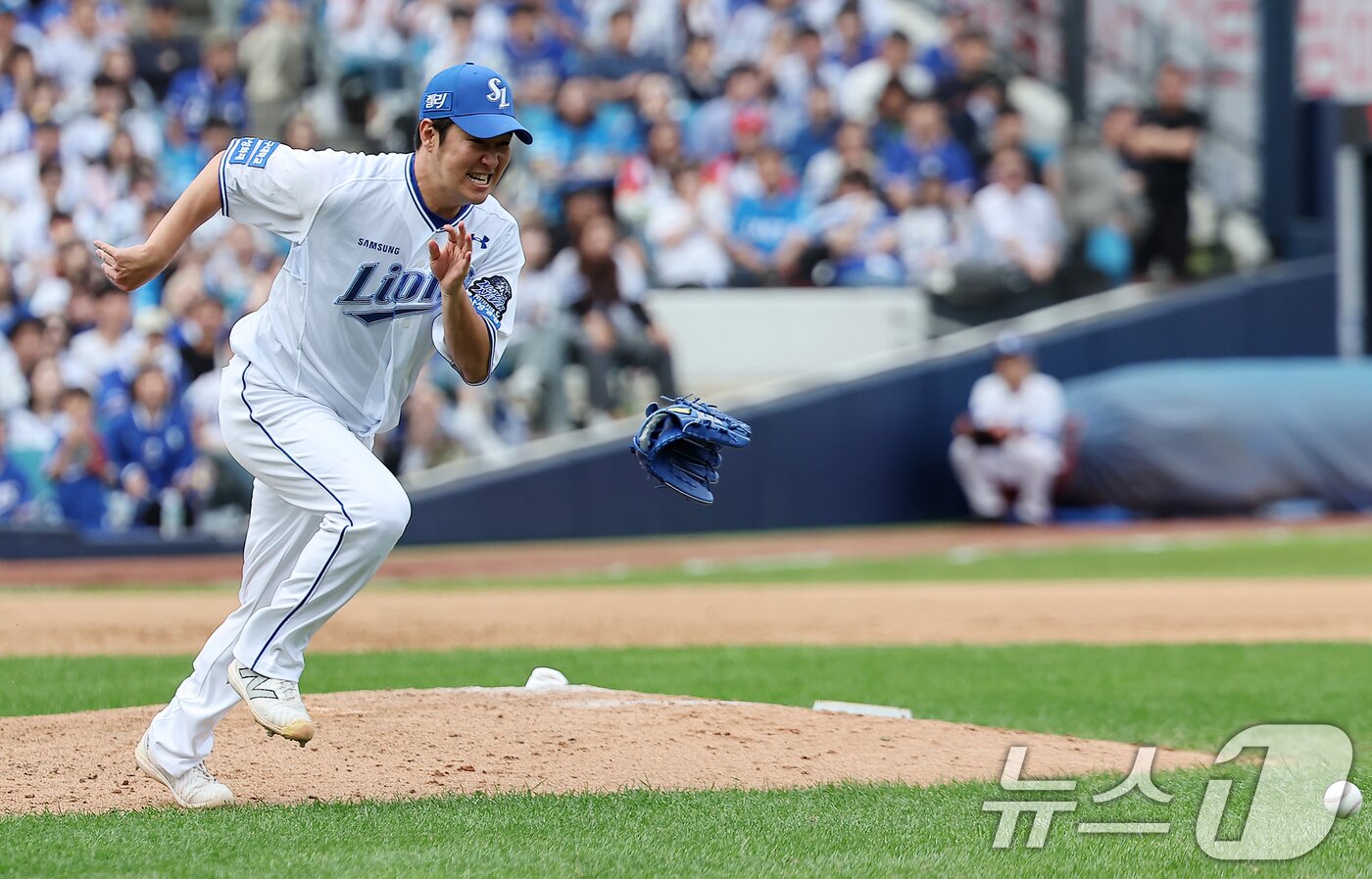 본문 이미지 - 13일 오후 대구 삼성라이온즈파크에서 열린 프로야구 &#39;2024 신한 SOL 뱅크 KBO 포스트시즌&#39; 플레이오프 1차전 LG 트윈스와 삼성 라이온즈의 경기, 7회초 2사 1,2루 상황에서 LG 문성주의 강습 타구를 맞은 삼성 송은범이 맨손으로 송구하기 위해 달려가고 있다. 2024.10.13/뉴스1 ⓒ News1 김진환 기자