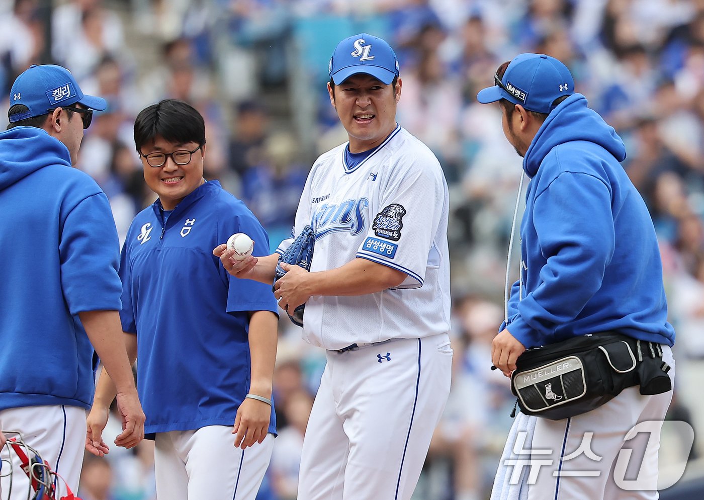 13일 오후 대구 삼성라이온즈파크에서 열린 프로야구 &#39;2024 신한 SOL 뱅크 KBO 포스트시즌&#39; 플레이오프 1차전 LG 트윈스와 삼성 라이온즈의 경기, 7회초 2사 1,2루 상황에서 LG 문성주의 강습 타구를 맞은 삼성 송은범이 교체되고 있다. 2024.10.13/뉴스1 ⓒ News1 김진환 기자