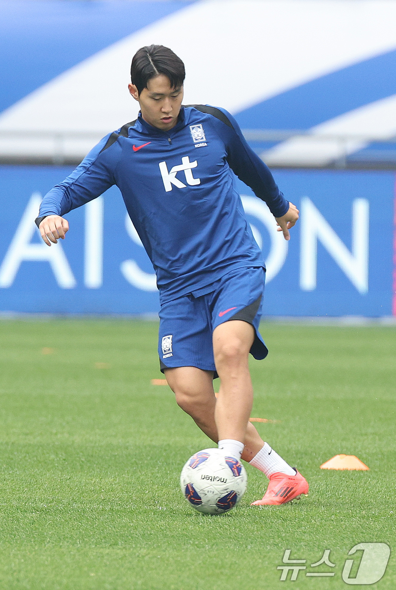 (용인=뉴스1) 신웅수 기자 = 대한민국 축구대표팀 이강인이 13일 경기 용인시 용인미르스타디움에서 훈련하고 있다.황희찬·엄지성의 부상으로 이승우와 문선민을 대체 발탁한 홍명보호는 …