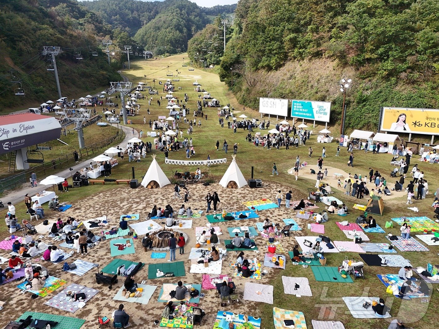 본문 이미지 - 13일 강원 춘천 소재 엘리시안 강촌 리조트에서 열린 &#39;숲속 빵 시장&#39; 축제에 1만 명이 넘는 방문객이 몰렸다. 이번 축제는 도내 제과점·카페 업계와 프리마켓 소상공인 판로 개척으로 지역경제 활성화에 도움을 주고자 기획됐다.&#40;엘리시안 강촌 리조트 제공&#41; 2024.10.13/뉴스1 ⓒ News1 이종재 기자