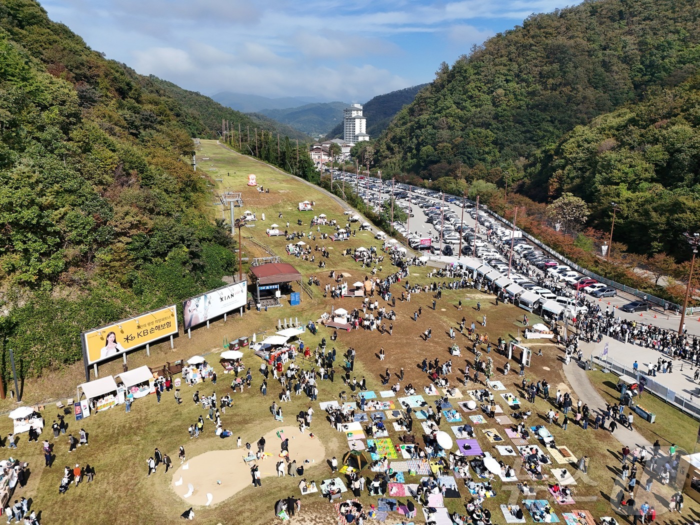 (춘천=뉴스1) 이종재 기자 = 13일 강원 춘천 소재 엘리시안 강촌 리조트에서 열린 \'숲속 빵 시장\' 축제에 1만 명이 넘는 방문객이 몰렸다. 이번 축제는 도내 제과점·카페 …