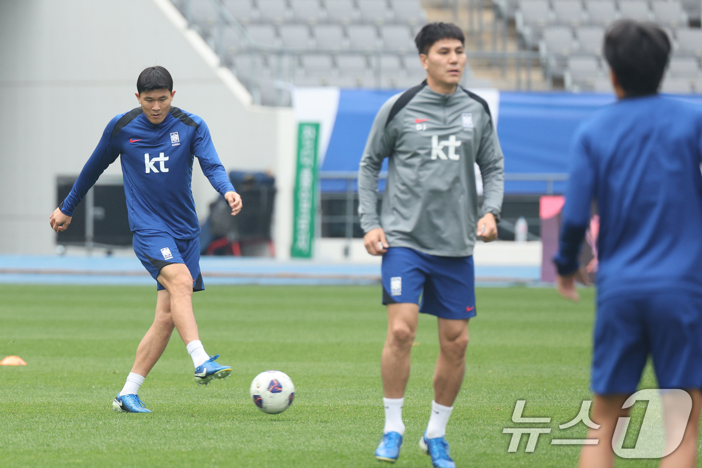 (용인=뉴스1) 신웅수 기자 = 대한민국 축구대표팀 김민재가 13일 경기 용인시 용인미르스타디움에서 훈련하고 있다.황희찬·엄지성의 부상으로 이승우와 문선민을 대체 발탁한 홍명보호는 …