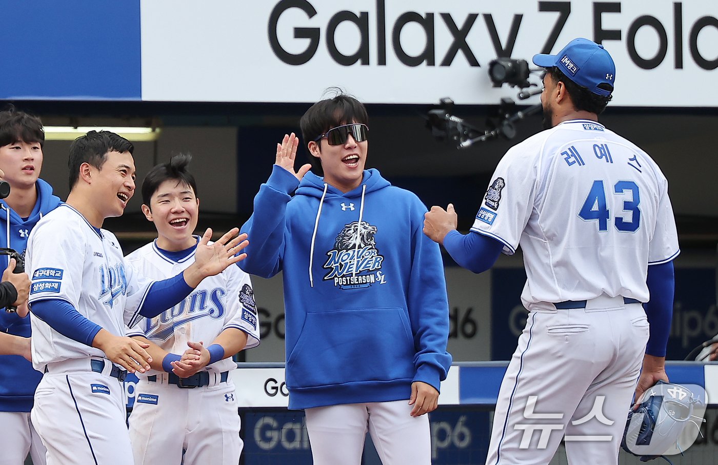 본문 이미지 - 13일 오후 대구 삼성라이온즈파크에서 열린 프로야구 '2024 신한 SOL 뱅크 KBO 포스트시즌' 플레이오프 1차전 LG 트윈스와 삼성 라이온즈의 경기, 삼성 선발 레예스가 7회초 2사 1,2루 상황에서 교체되며 원태인, 김헌곤의 축하를 받고 있다. 레예스는 이날 6.2이닝 4피안타 3실점(1자책)을 기록했다. 2024.10.13/뉴스1 ⓒ News1 김진환 기자