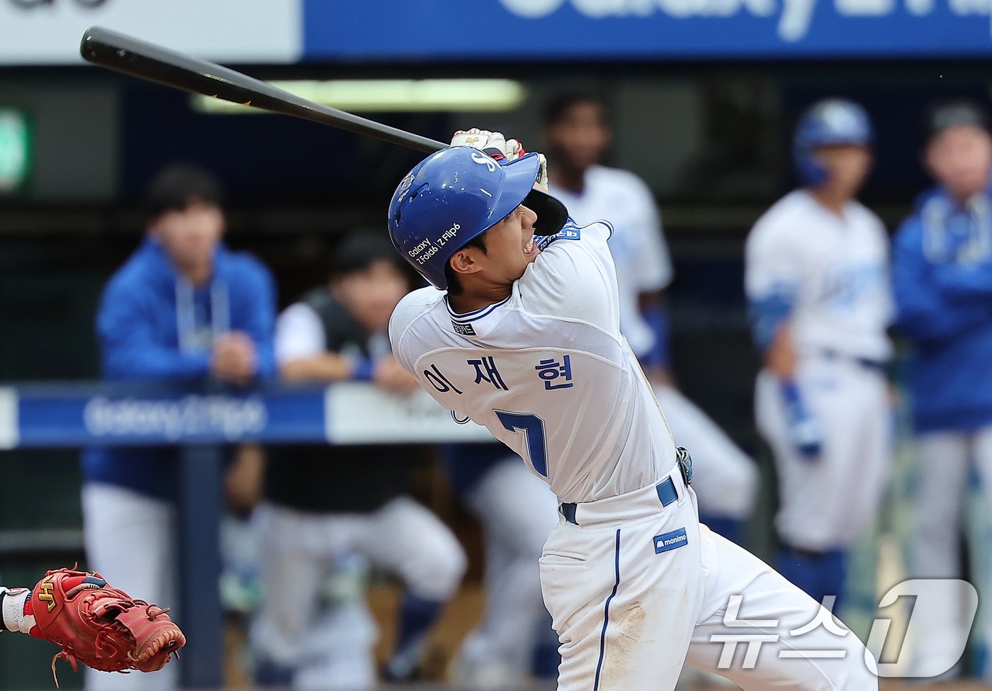 13일 오후 대구 삼성라이온즈파크에서 열린 프로야구 &#39;2024 신한 SOL 뱅크 KBO 포스트시즌&#39; 플레이오프 1차전 LG 트윈스와 삼성 라이온즈의 경기, 삼성 이재현이 7회말 1사 만루에서 타점을 올리는 희생플라이를 치고 있다. 2024.10.13/뉴스1 ⓒ News1 김진환 기자