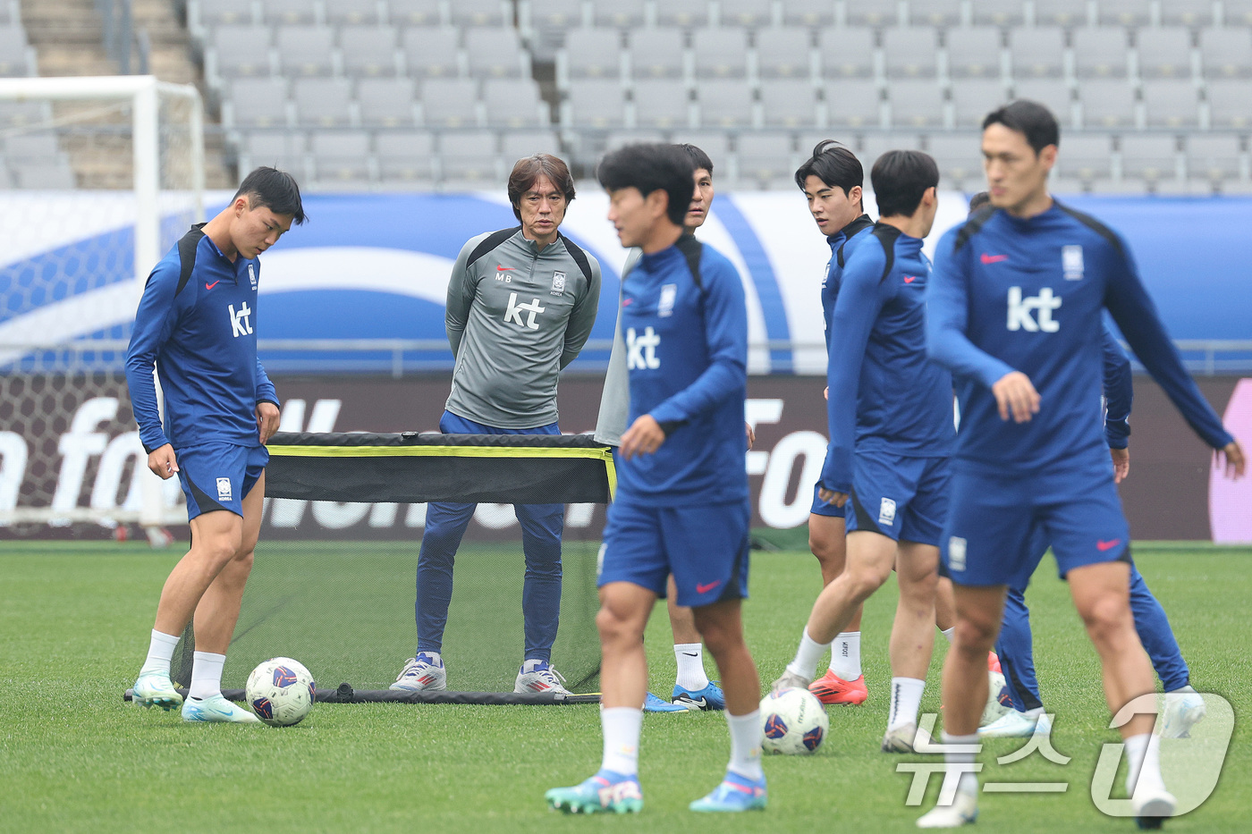 (용인=뉴스1) 신웅수 기자 = 대한민국 축구대표팀 홍명보 감독이 13일 경기 용인시 용인미르스타디움에서 훈련하는 선수들을 몸상태를 점검하고 있다.황희찬·엄지성의 부상으로 이승우와 …