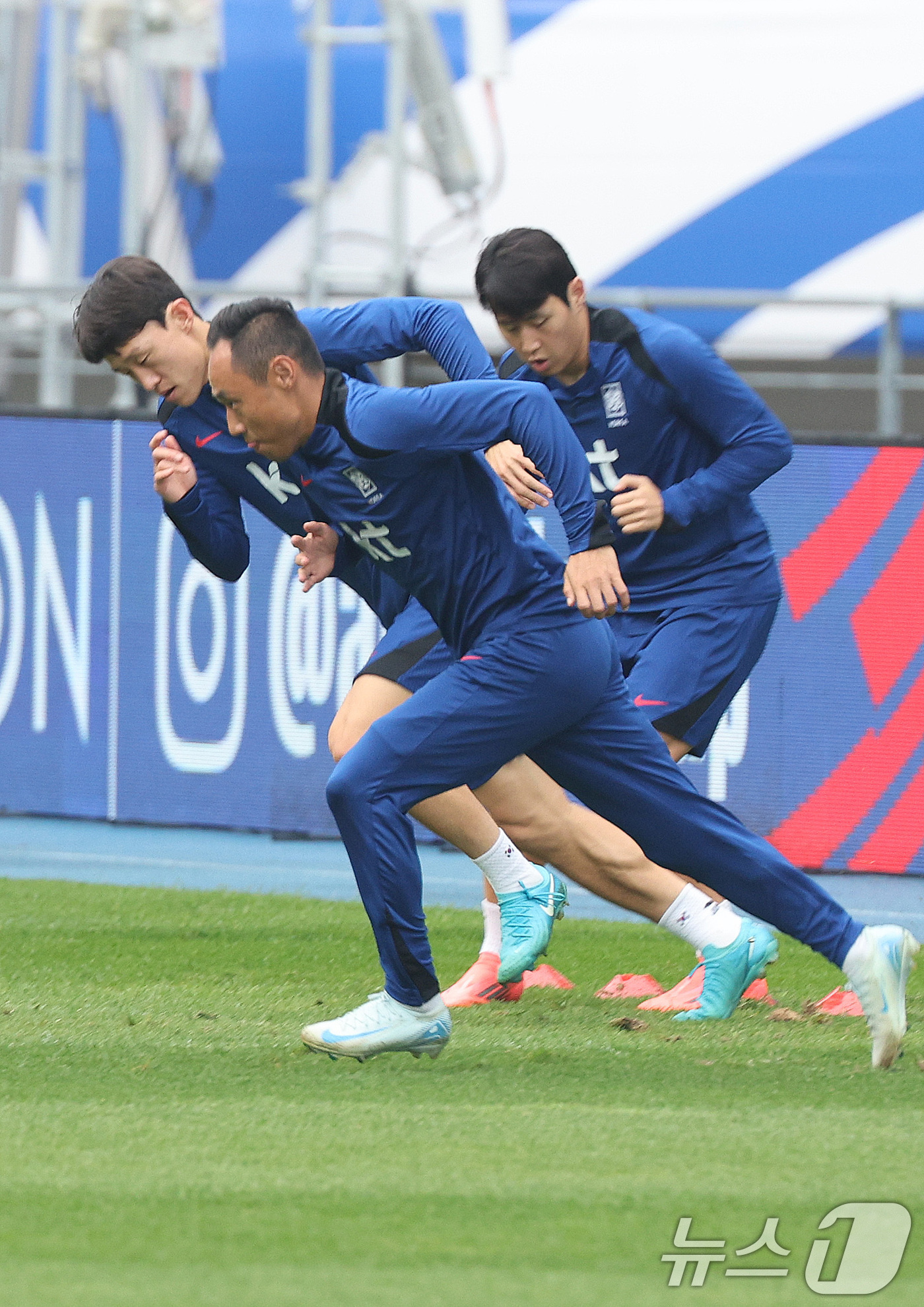 (용인=뉴스1) 신웅수 기자 = 대한민국 축구대표팀 문선민과 이강인이 13일 경기 용인시 용인미르스타디움에서 훈련하고 있다.황희찬·엄지성의 부상으로 이승우와 문선민을 대체 발탁한 …